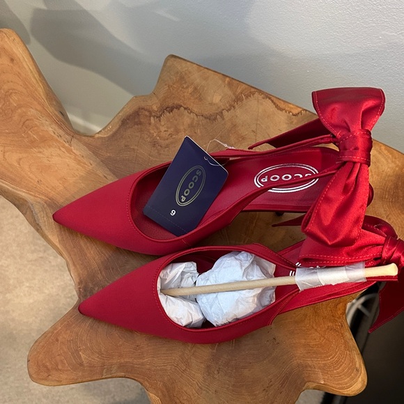 Red Bow Pointed-Toe Women's Heels - Picture 4 of 4